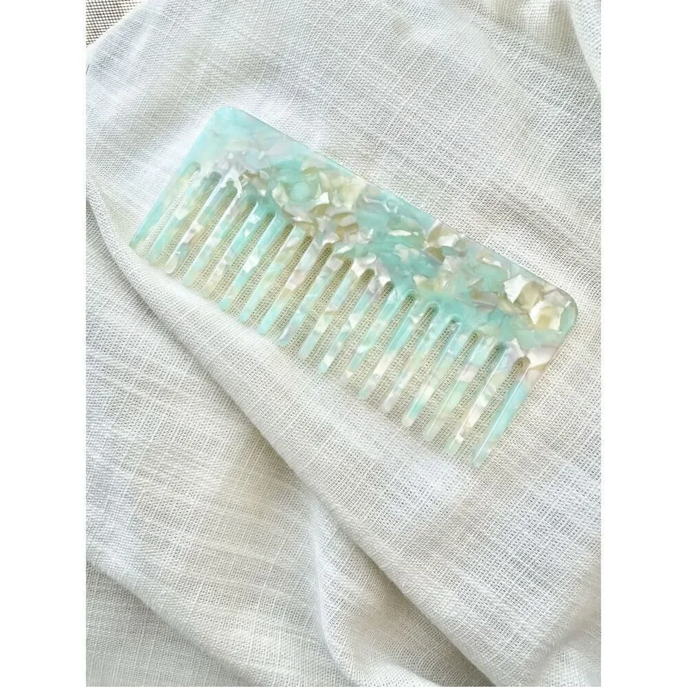 Aesthetic wide tooth pearlescent comb